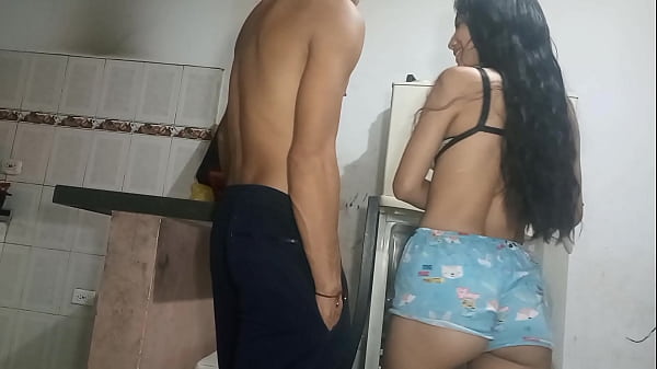 mi peque&ntilde;a hermanastra pervertida me da una buena mamada con mucha saliva en la cocina para despu&eacute;s follarle el co&ntilde;o - sexo amateur