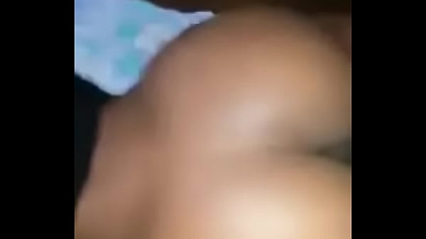 Shorty throwing it back ass clapping