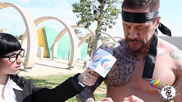 Har&iacute;a lo que fuera por una historia - The hot TV reporter