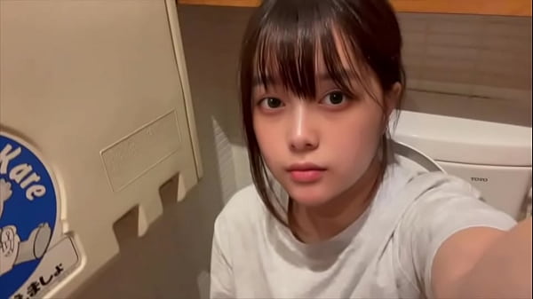 隣の部屋でト◯レしてる人がいるのに壁越しに 激しくオナニーしてイキまくりました&hellip;