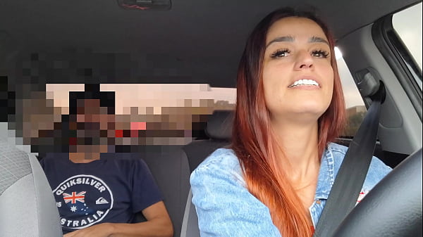 Motorista de APP pega passageiro se masturbando por tr&aacute;s e deu pra ele no carro!