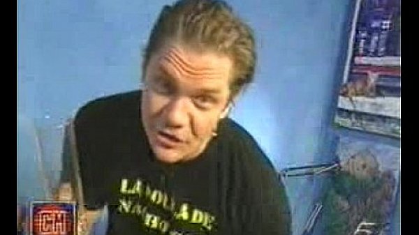 Anastasia Mayo midiendole la poya a Nacho Vidal en Cronicas Marcianas