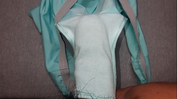 Leche sobre los panties celestes de mi compa&ntilde;era