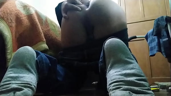 De Quatro mostrando o cuzinho 