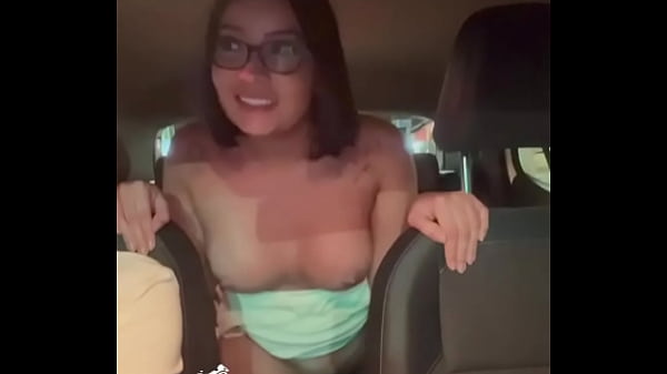 Marido corno pede pra trocar de lugar com o Uber e ver o neg&atilde;o macetando a esposa sem camisinha motorista quase gozou dentro  