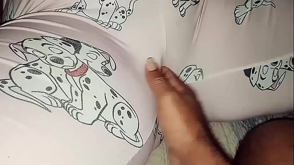 Meia irm&atilde; gostosa com a buceta molhada