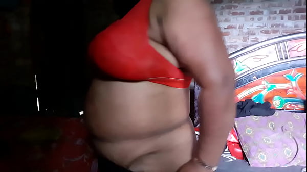 चाय की दीवार के पीछे लटकी पड़ोसी लड़की