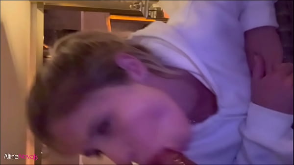 Loira gostosa foge da escola para CHUPAR 2 amigos - Aline Novak