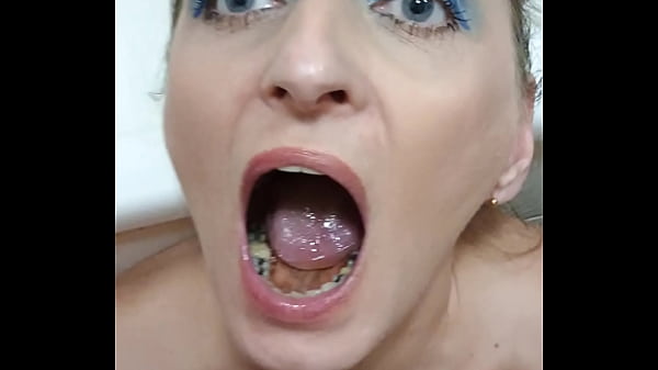 Deutsche MILF SANDRA Ich trinke urin