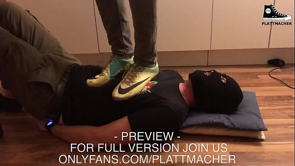 Master crushes the doormat with in his soccer cleats with 86 kg 