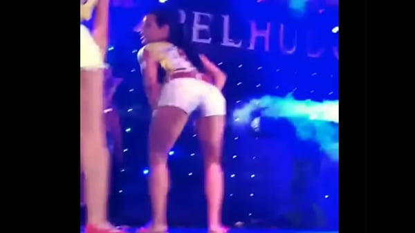 novinha safada rebolando gostoso no show