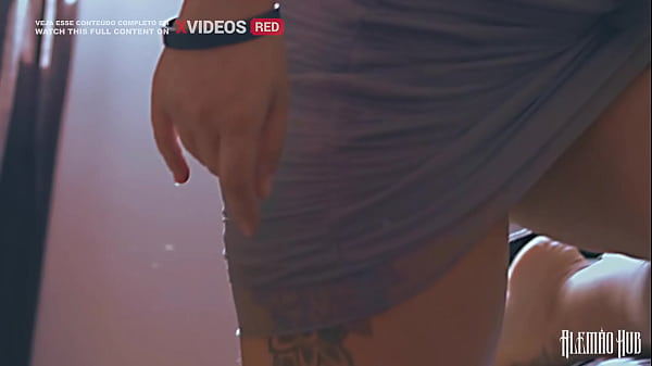 Minha prima veio passar uns dias em casa e eu dei um grande pau pra ela se divertir! COMPLETO NO RED