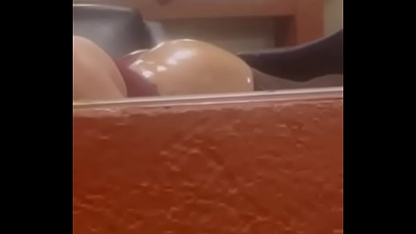 Travesti moviendo el culo 