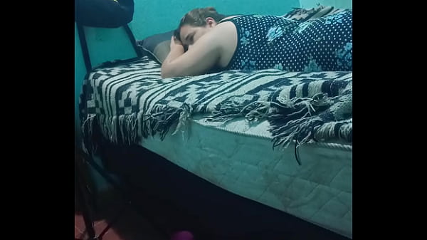 Desnud&aacute;ndola poco a poco con un masaje 