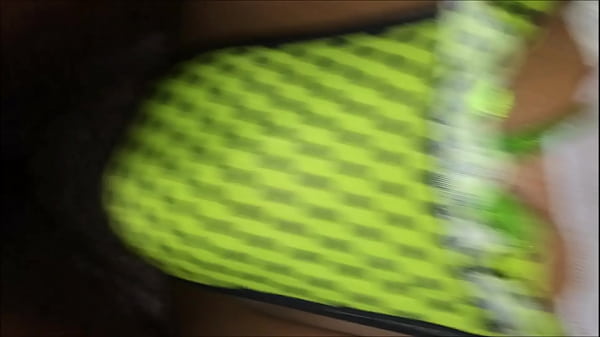 Eu usando uma calcinha fio de bolinhas preta que achei no terreno do lado de casa