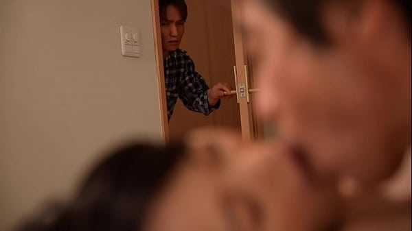 母さんがあんな声を出すなんて&hellip;。子づくりを計画している両親の寝室から響いてくる母・奈津美の淫らな嬌声。これまで知らなかった奈津美の女としての一面を知った時、圭太の中で抑えきれない感情が湧きあがる。それは母の体に肉棒を突き立てている父への嫉妬心。