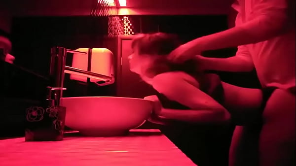 Elle suce et se fait baiser apres 2 verres