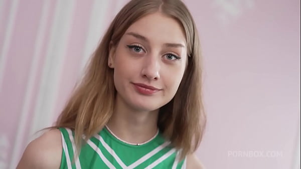 Fiesta de rubias flacas con dos bellezas que parecen