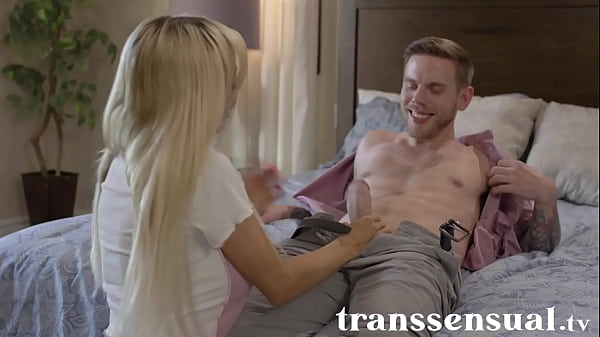 Compa&ntilde;era de trabajo, esta muy buena, pero tiene polla y yo no lo sab&iacute;a