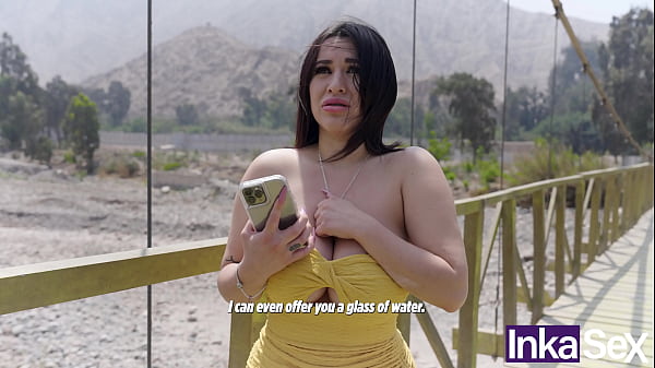 Milf Latina tetona se encuentra perdida en un puente y es enga&ntilde;ada para tener sexo