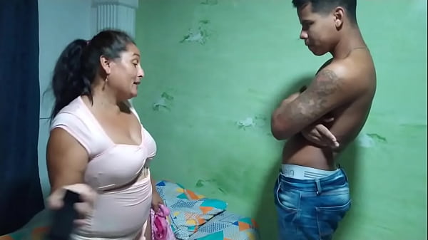 Mi madrastra habla por tel&eacute;fono sin darse cuenta que estoy ah&iacute;, descubro que est&aacute; siendo infiel, me hace una mamada para que no le diga nada a pap&aacute;