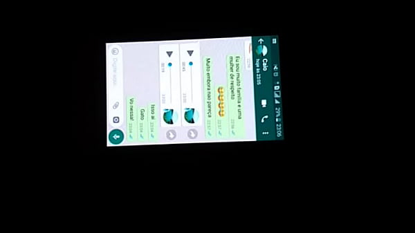 Esposa puta fazendo boquete para o corno e falando com o comedor no whatsapp