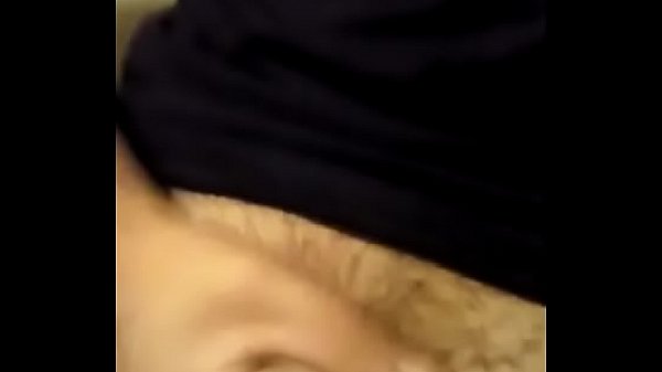 Pijudo pibe con la toronja al aire