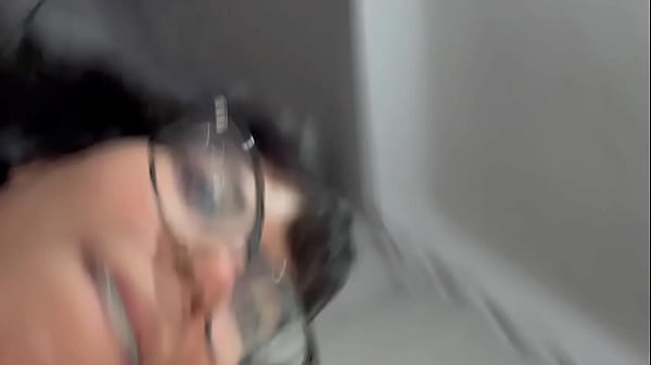 Novinha perde o telefone e v&iacute;deos &iacute;ntimos que ela faz pro namorada vazam na net.