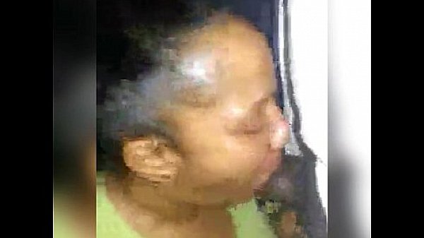 Mi vecina me hace un buen Oral cuando mi esposa est&aacute; en el trabajo