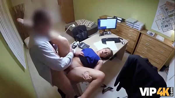 VIP4K. Pauvre charmeur a son ouverture humide percut&eacute; par le pr&ecirc;teur d'argent