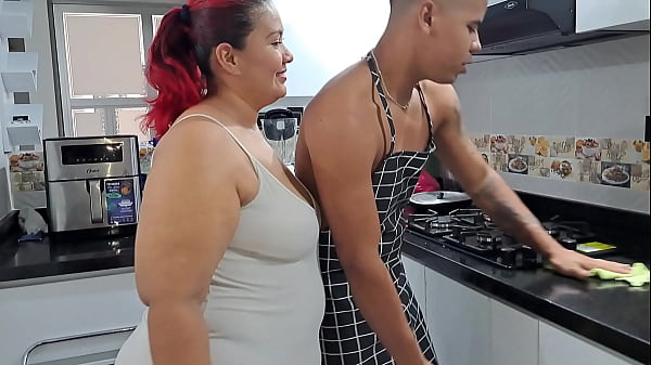 Madura cachonda me busca en la cocina para comerse mi bbc  