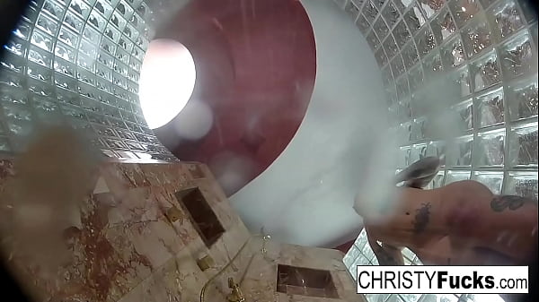 Tattooed babe gets wet with her friend 