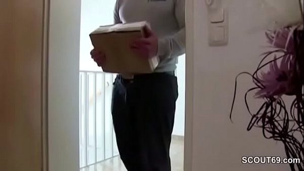 Amateur Fickt mit dem Postboten und filmt es heimlich