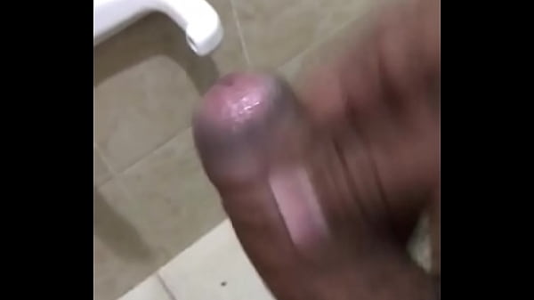 Joven se masturba y se corre en el ba&ntilde;o