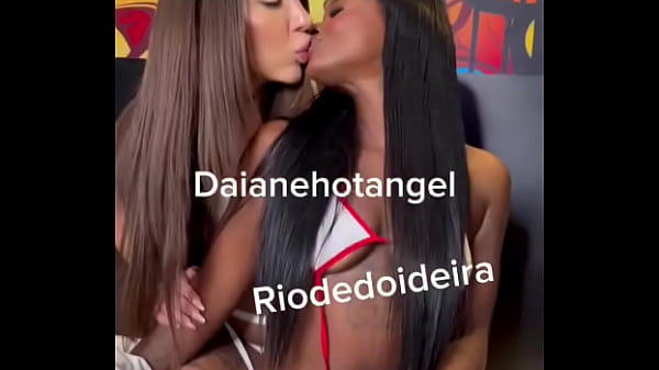 Eu e bonequinha brincamos gostoso