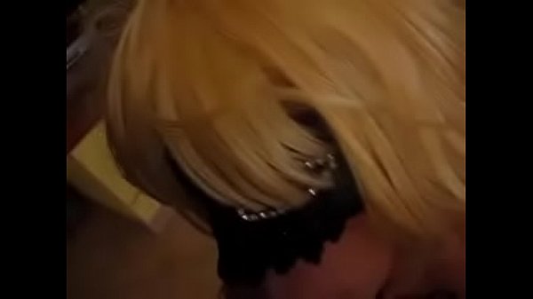 Pamela trav fa un bel pompino ad un amico e ingoia la sborra 