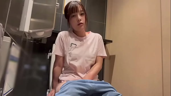 ト◯レで男性におちんちんで突かれてる想像しながらオナニーしてたら気持ちよすぎました&hellip;