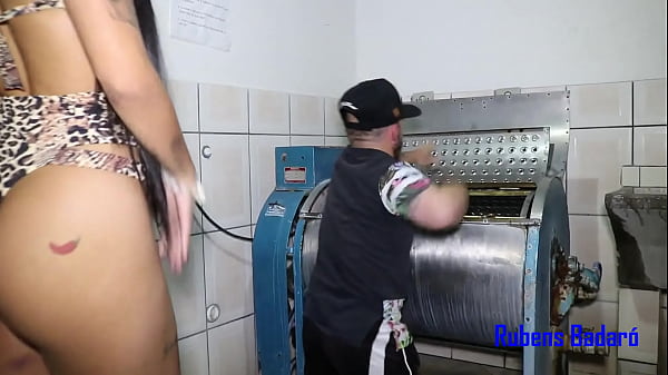 An&atilde;o put&atilde;o espionou a h&oacute;spede novinha e fodeu ela