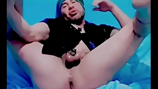 Marica sumiso muestra su peque&ntilde;o cl&iacute;toris enjaulado en castidad y se pica su panochita apretada