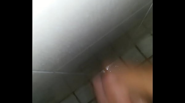 jalandome la verga en el ba&ntilde;o de mi suegra  