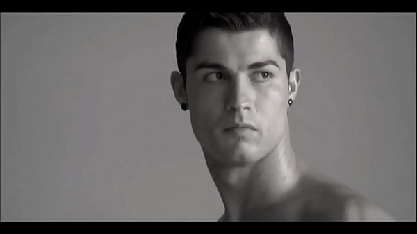 Macho gostoso se exibe em v&aacute;rios monentos quentes