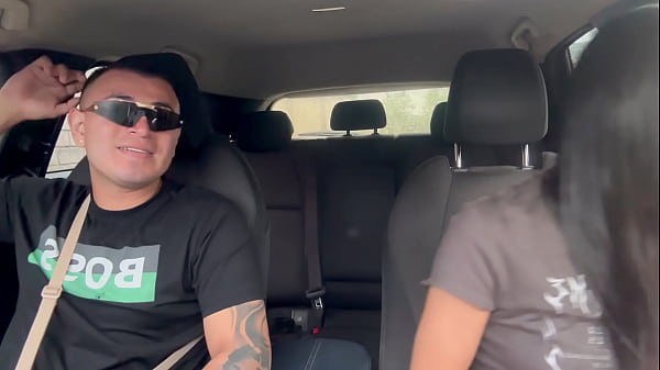 No me aguante y folle con mi mejor amigo en el auto luego de verse con su marido 