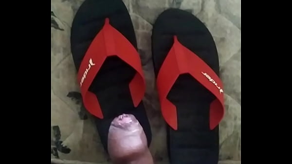 Enchendo chinelo de porra