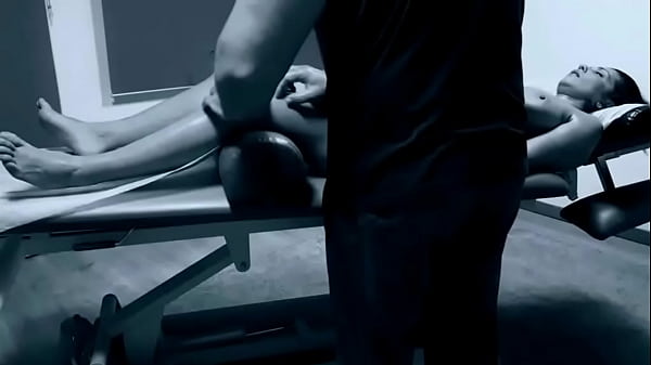 El se pone tan cachondo con el cuerpo de ella que la acaba corriendo