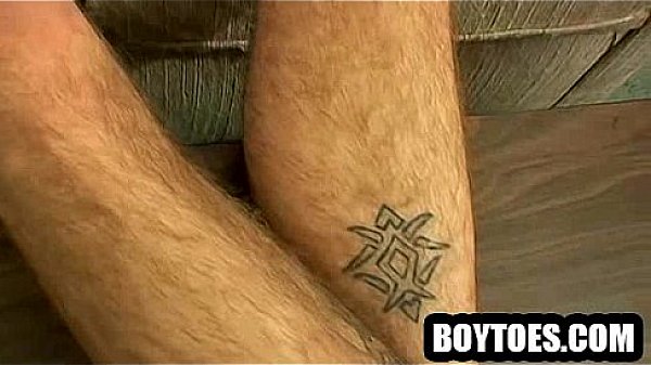 Amateur hunk jerking off and showing his feet