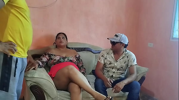 Marido paga la deuda con el gran culo de su mujer. Real casero