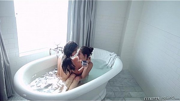 Shyla Jennings and Jenna Sativa at Sextape Lesbians