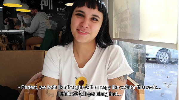 Entrevista con la nueva empleada domestica termina en trio con pareja casada