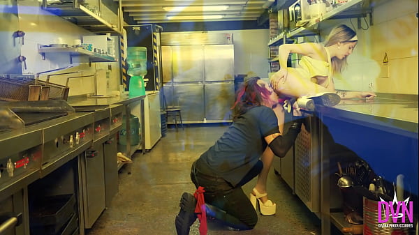 Barman rockero alternativo se coge en la cocina del bar a  DivinaMaruuu . Argentina pornostar