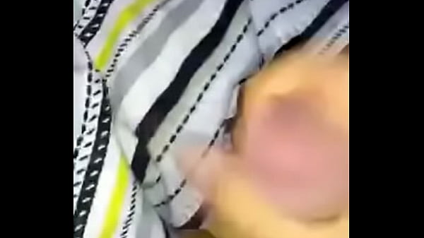 Boy bate uma escondido 